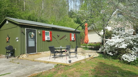 US 129 The Dragonfly Cottage ~ Keyless entry!
