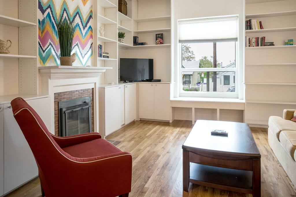 Living room w/built ins and flat screen TV