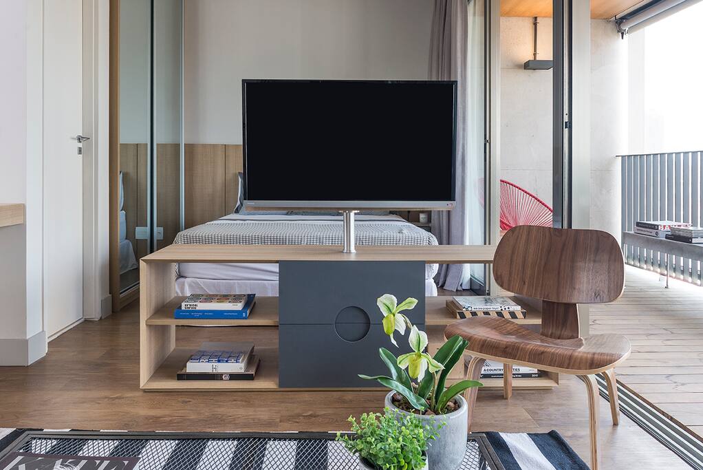 TV pivotante para a sala e cama