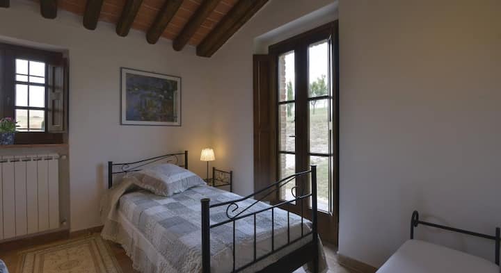 Две единични легла, разположени на първото ниво на къщата