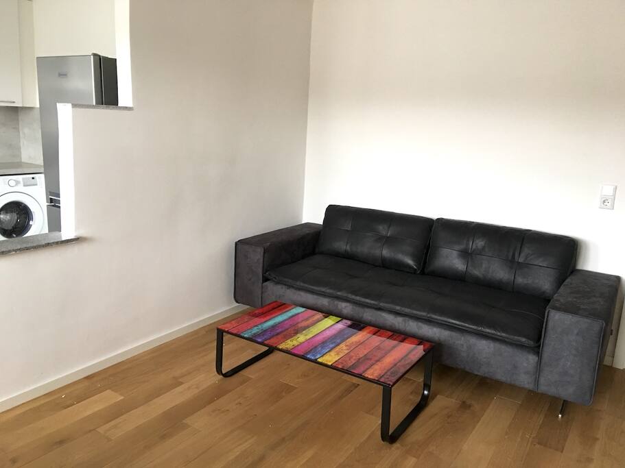 Wohnzimmer mit offener Küche