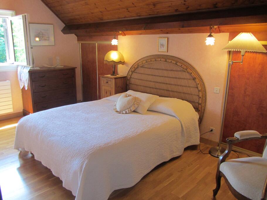 Chambre avec meubles de rangement