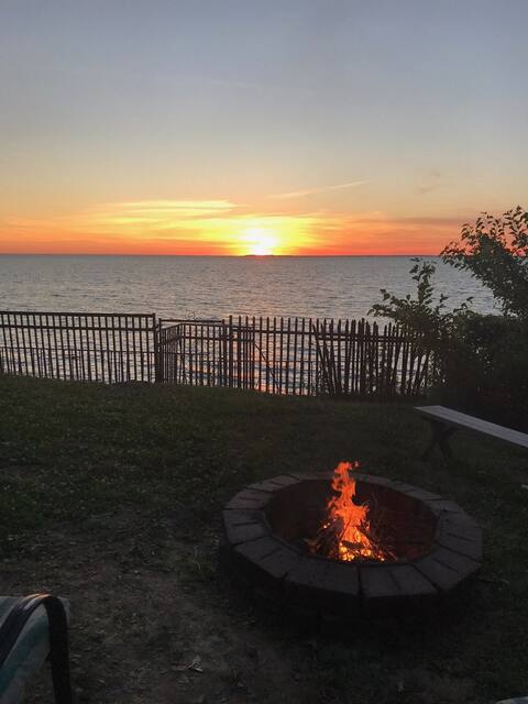 LIVE on the Lake HUGE Backyard Firepit & Sunsets