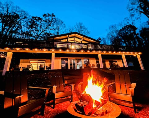 Lakefront Oasis
7 BR/Dock/Hot Tub/Fire Pit/Game Rm