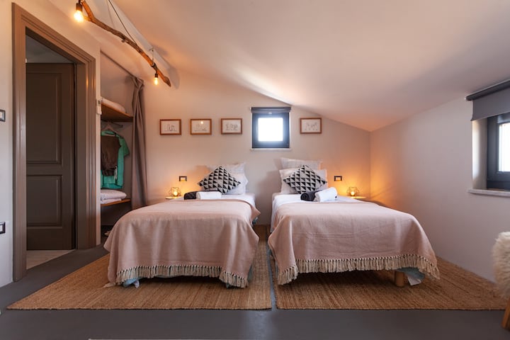 Twin top floor bedroom. It can easily become double.