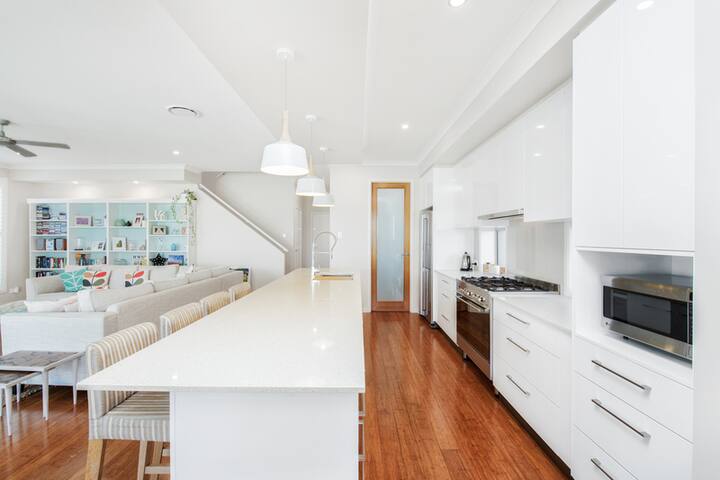 Stunning family home close to glorious beaches gallery image 2