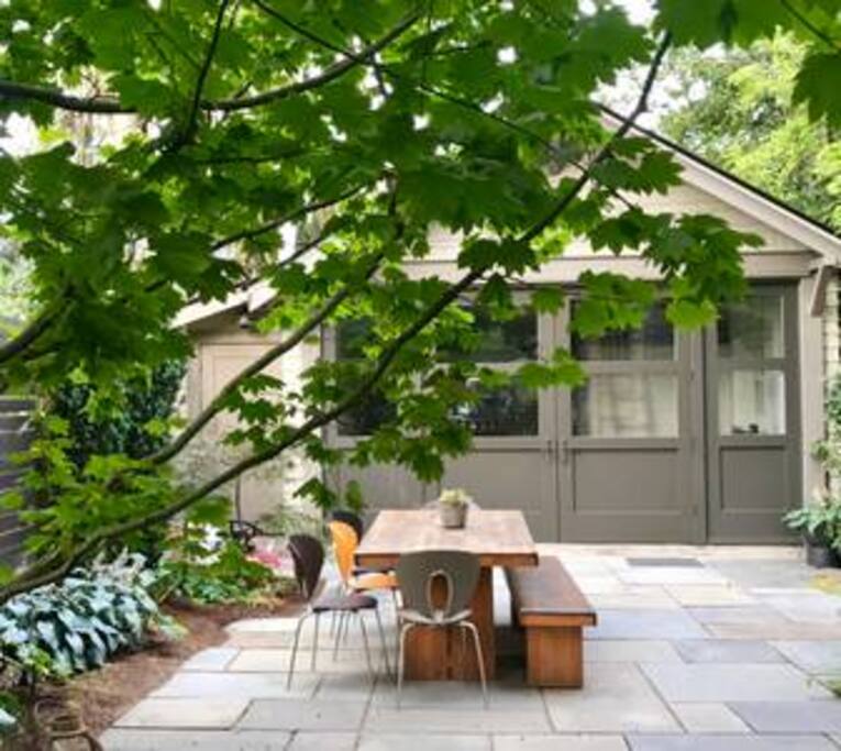 Beautiful studio nestled in a lovely landscaped garden. Lots of glass - but privacy with roller shades on windows/doors when you want it.