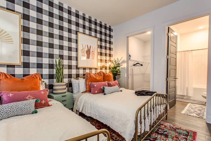 Bedroom #2 - 2 queen size beds with en-suite bathroom and large en-suite closet.