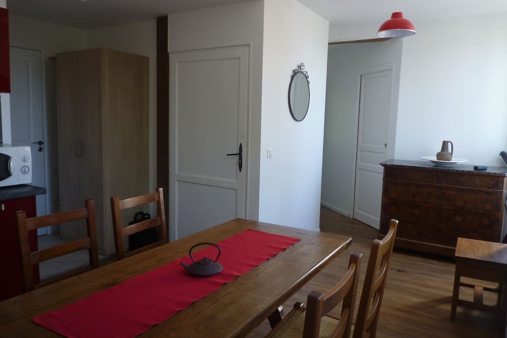 l'appartement comporte plusieurs rangements tels que grande commode, placards, penderies...