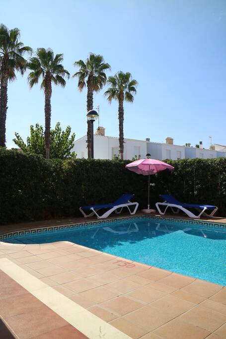 Villa´s private swimming pool with sun beds and umbrellas // La piscina privada del chalet con hamacas y sombrillas.