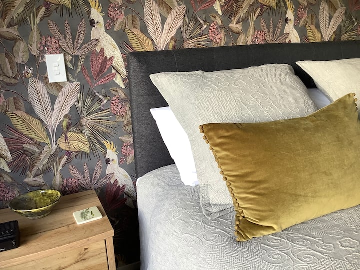 Cama tamaño king muy cómoda con edredón de plumas y almohadas adicionales. El armario tiene una caja fuerte para objetos de valor, una manta adicional y muchas perchas.