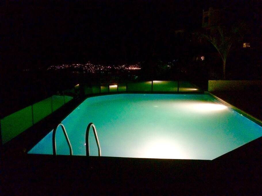 Alberca al aire libre, con vista a la Bahía de Acapulco, hermoso lugar para refrescarte durante las noches