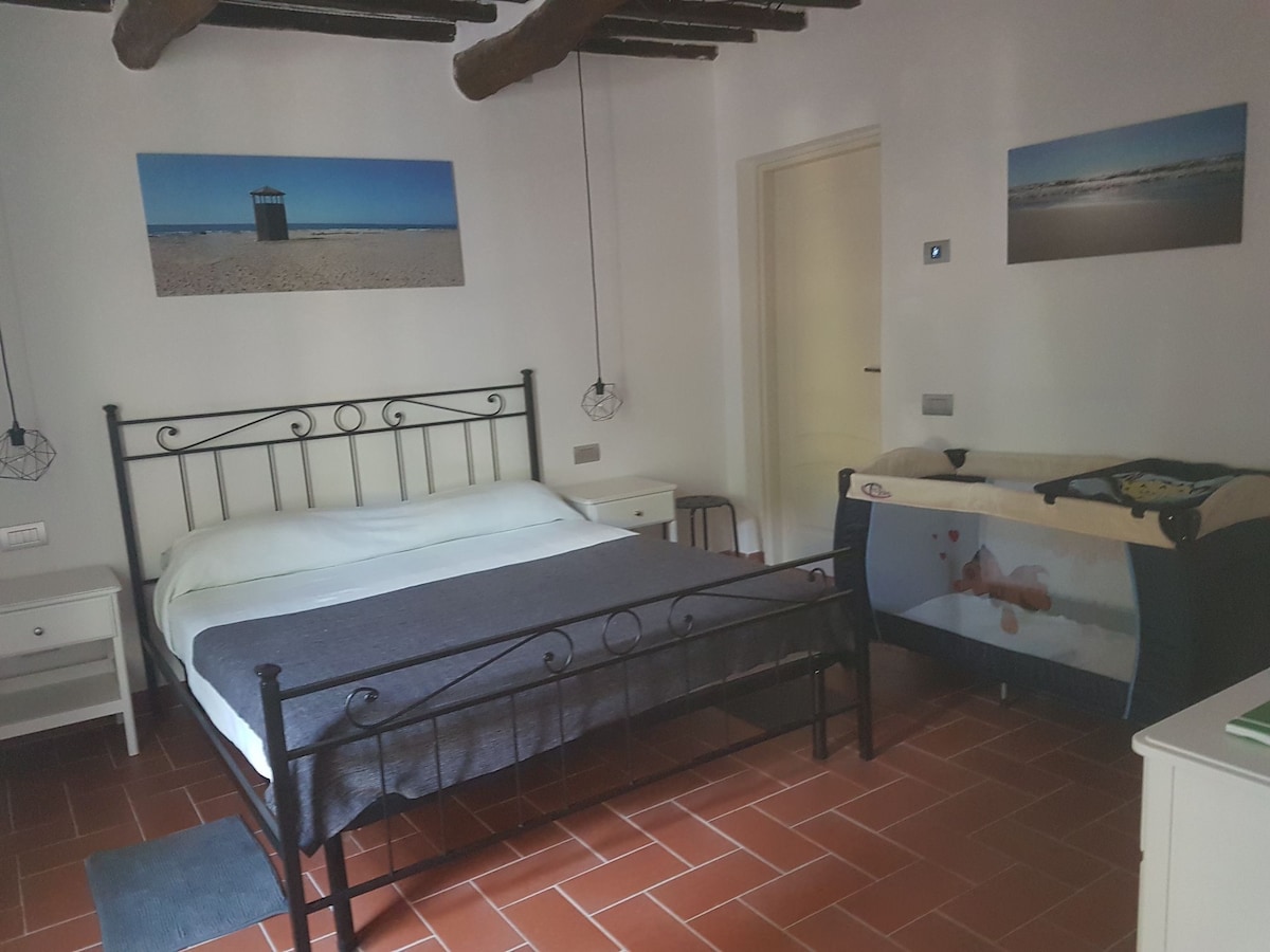 Për vizitorët me fëmijë të vegjël (0 deri në 2 vjeç) ofrojmë një krevat udhëtimi me tavolinë ndërrimi, sfungjer për t 'u përdorur si tapet loje në shtëpi ose në det 