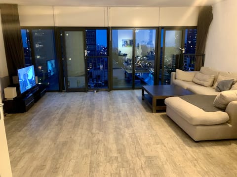 Top performing Airbnb: Long term rental Beautiful Apt central location in Stadsdriehoek