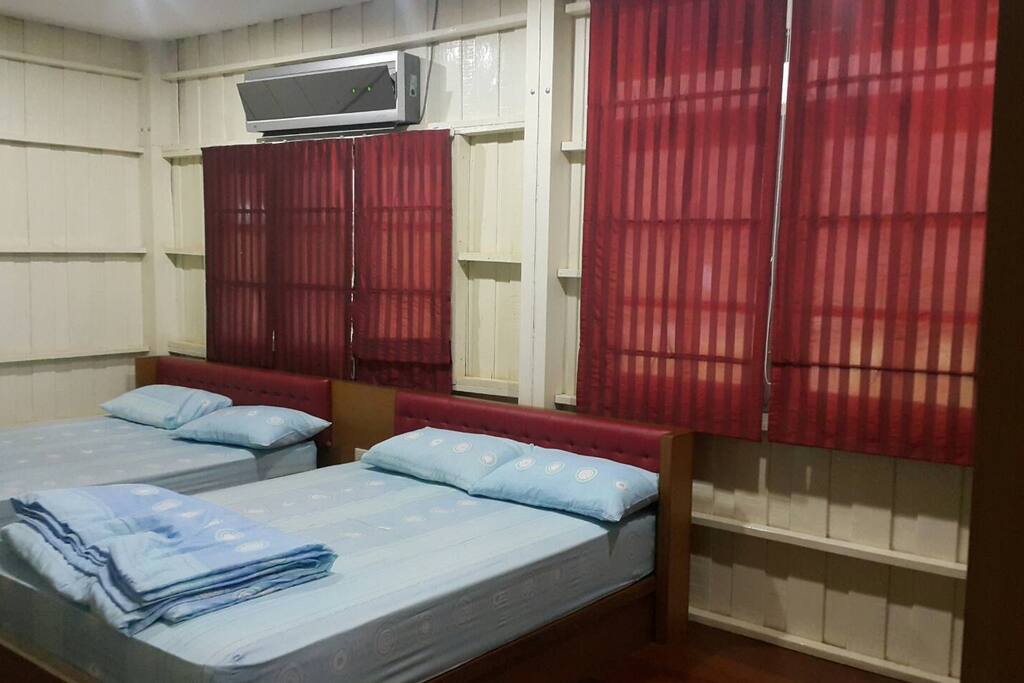 ห้องนอนใหญ่ นอนได้ 4 คน ( ห้องแอร์ )