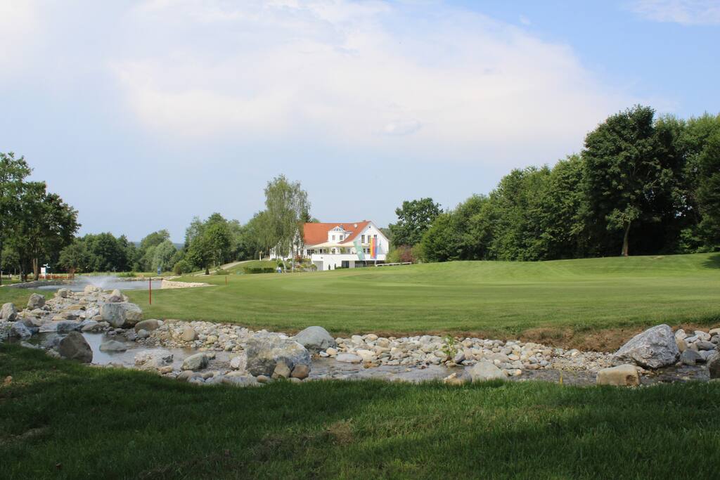 Blick auf Landhaus Paultertal von der 18. Golfbahn