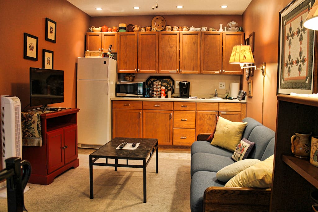 Easy, comfortable den with smart TV and Roku