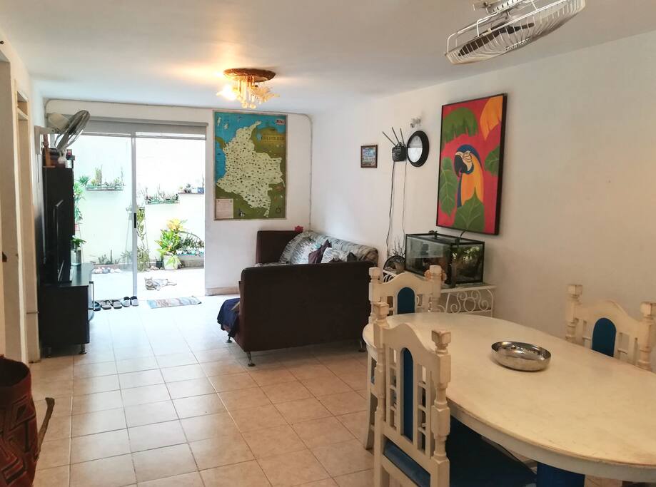 The Living Room with communal large screen Smart TV and PC available to share with the family. // La sala de estar con TV inteligente de pantalla grande comunal y PC, los dos disponible para compartir con la familia.r