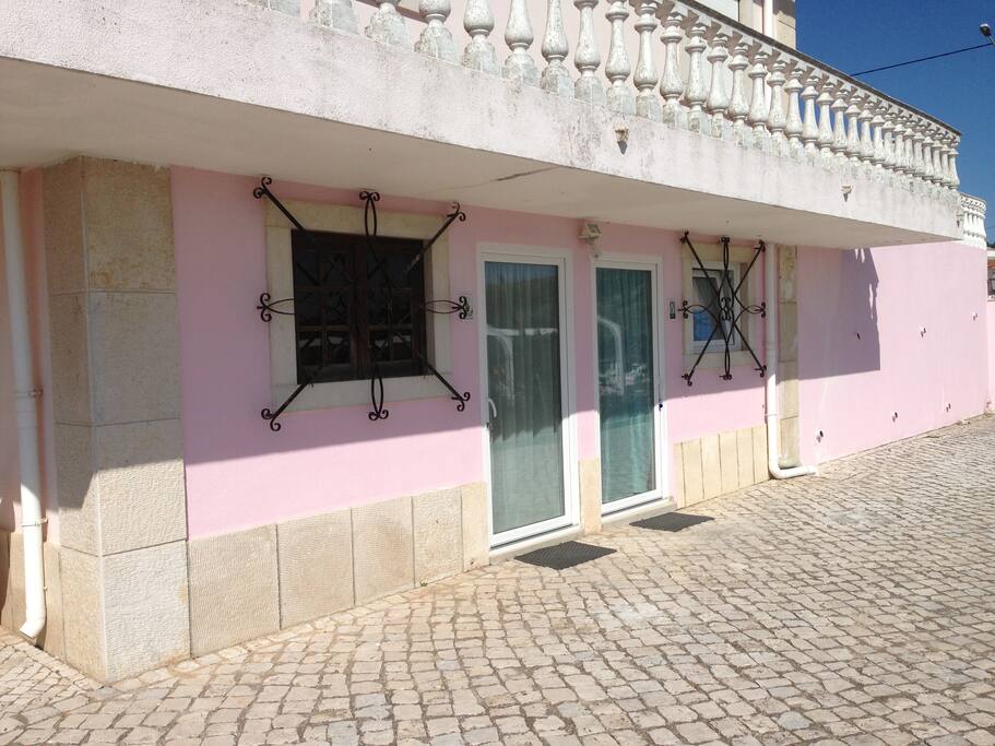 Entrée privée pour accès à la chambre, parking