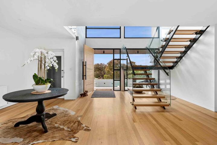 Beach Dreams- Beach, Spa, Pool, Gym + Cinema gallery image 2