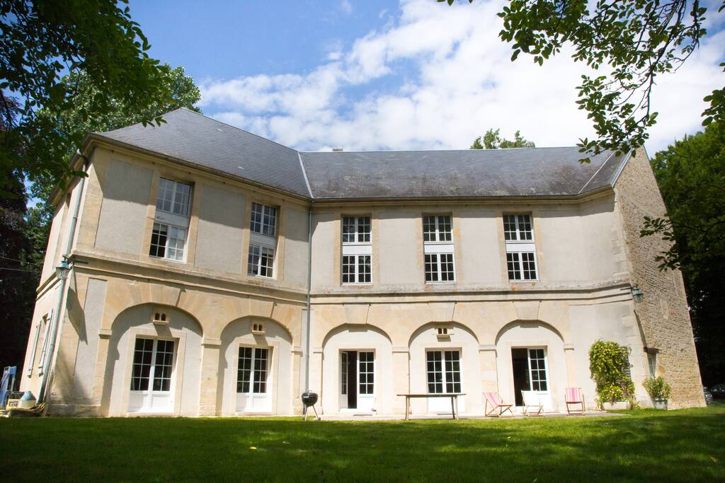 Façade du Château de Tilly-sur-Seulles, terrasse donnant sur le parc