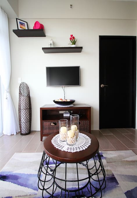 WiFi and HD TV with International cable channels (Korean, Chinese, Japanese, Filipino, European, American, Sports etc)