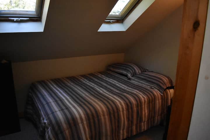 Esta habitación tiene una cama de tamaño completo, vestidor y ganchos en las paredes para colgar tus cosas. 