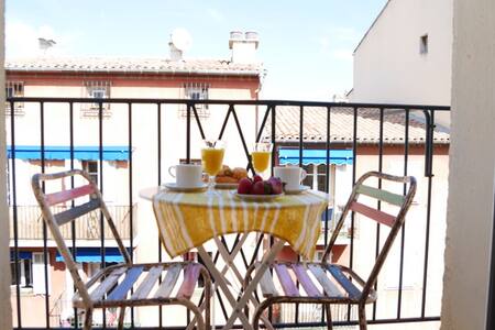 A/C & Balcony City View in OLD TOWN #tranquillity