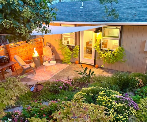 Flower Bed Cottage. A private garden paradise.