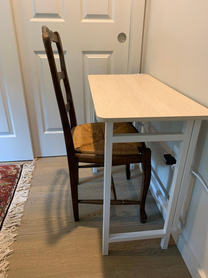 Escritorio (con 2 puertos USB) y silla