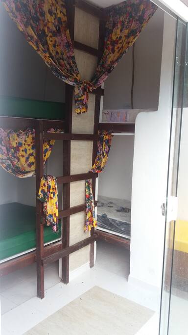 quartinhos de dormitorio com cortinhos por privacidade