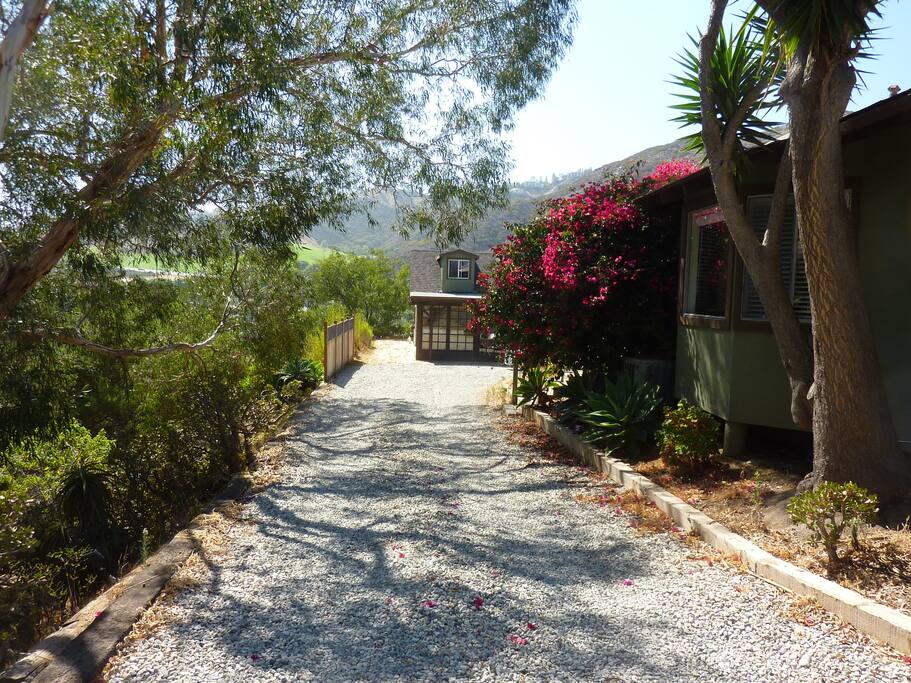 Gravel driveway to back cottage, with parking in front