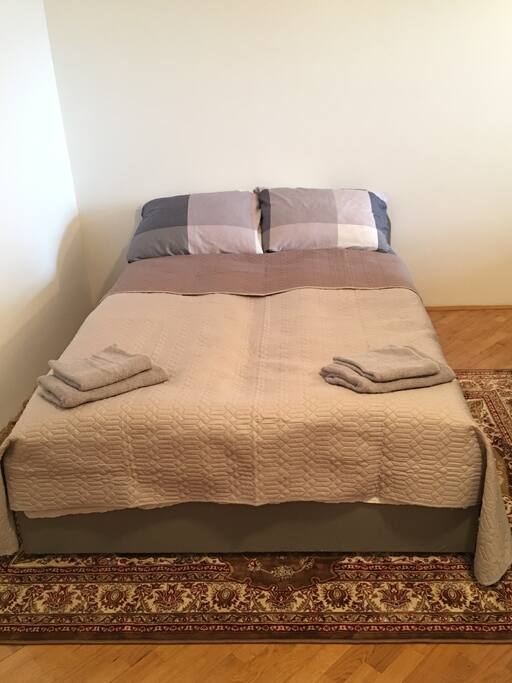 Bett 140x200cm abgetrennt vom Wohnzimmer
