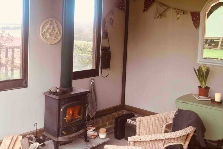 Idyllic Shepherd's Hut Near Chieveley - Berkshire