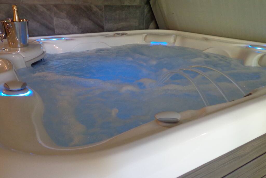 Jacuzzi 5 places haut de gamme - Lille Tourcoing