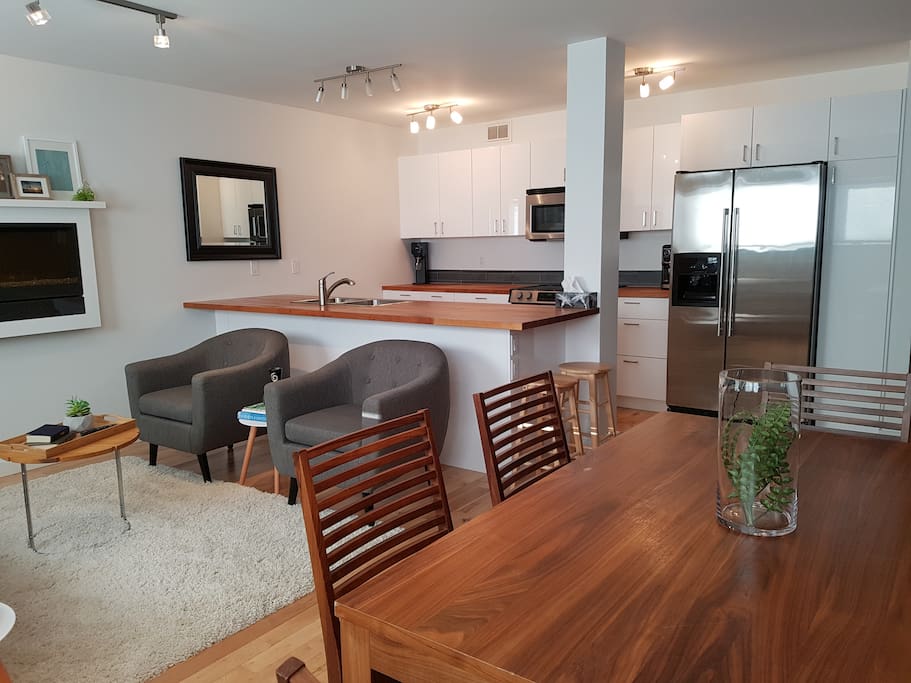 Fully equipped kitchen and dining area.
