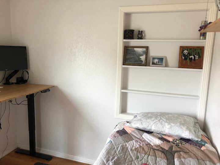 Соба 2 – Два одвоени кревета со биро 