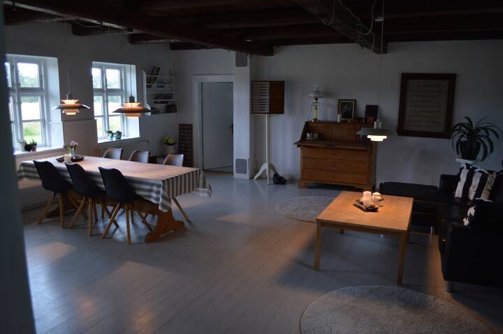 Fællesstue. Deles med værelse 1.