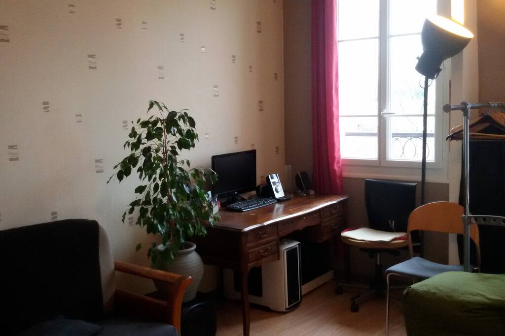 L'espace bureau ouvert sur le salon.