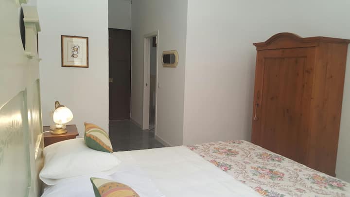 Suite with bathroom-Center city-YCanarito