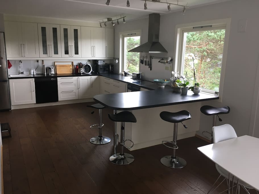 open kicthen with bar chairs. Fully equipped kitchen
