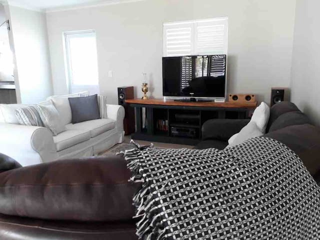 6 Sleeper home with outdoor gym and gas hob gallery image 2