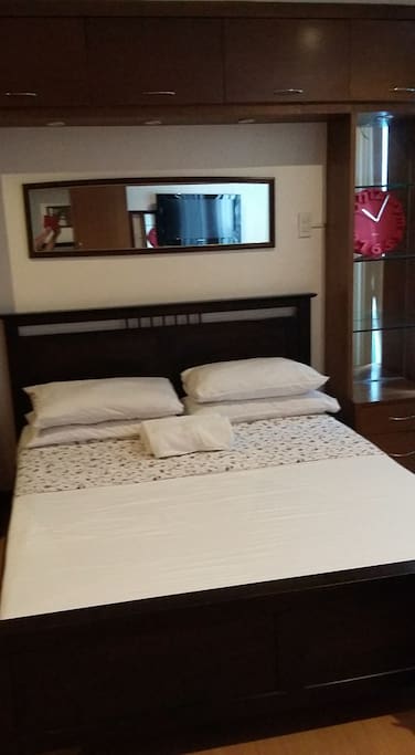 bedroom-1 queen size bed