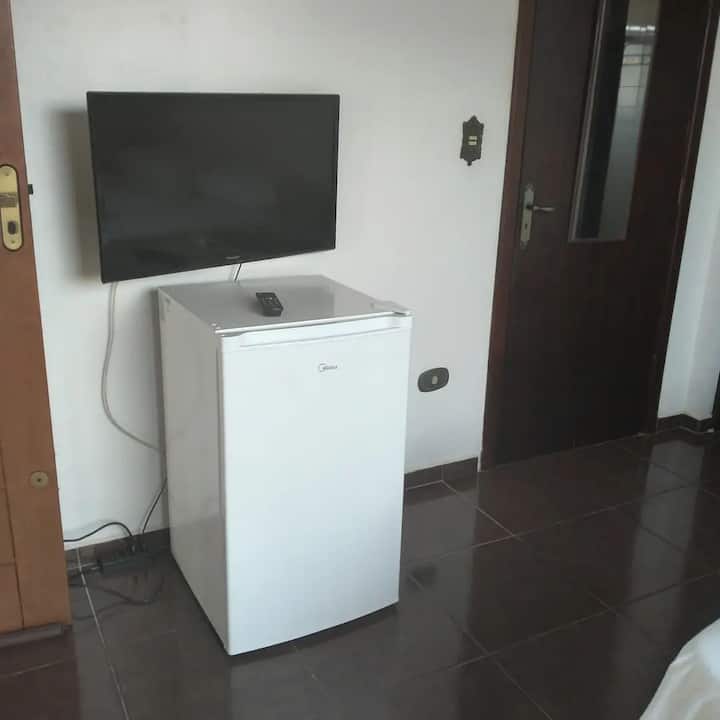 Mini-koelkast en en-suite-tv 