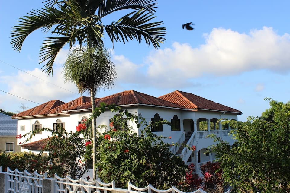 Top-earning Airbnb listing in Fairy Hill, 8 bedrooms