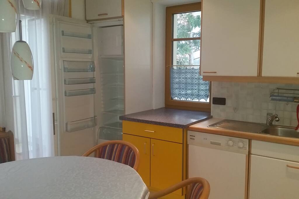 großer Kühlschrank mit Gefrierfach