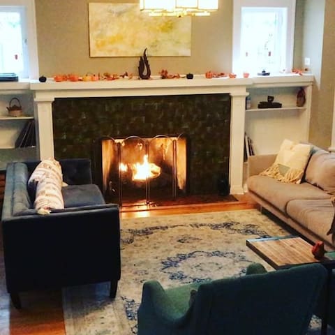 Historic Chicago Home in the Heart of Rogers Park gallery image 3