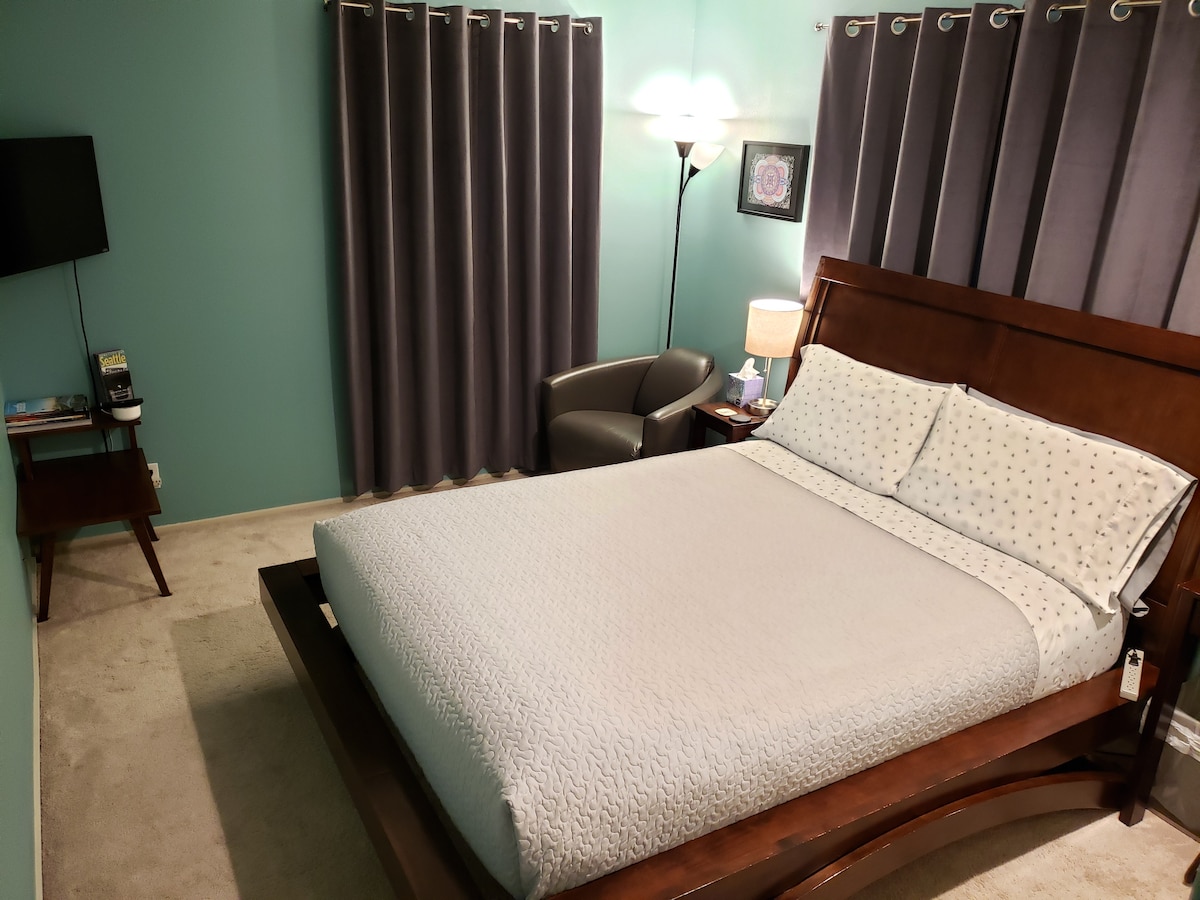 Dhoma jote e gjumit ka një krevat dopio "queen", televizor inteligjent, karrige të rehatshme dhe abazhur leximi, tavolinë pune, komodinë dhe dollap me madhësi të plotë. Do të ndihesh si në shtëpi.