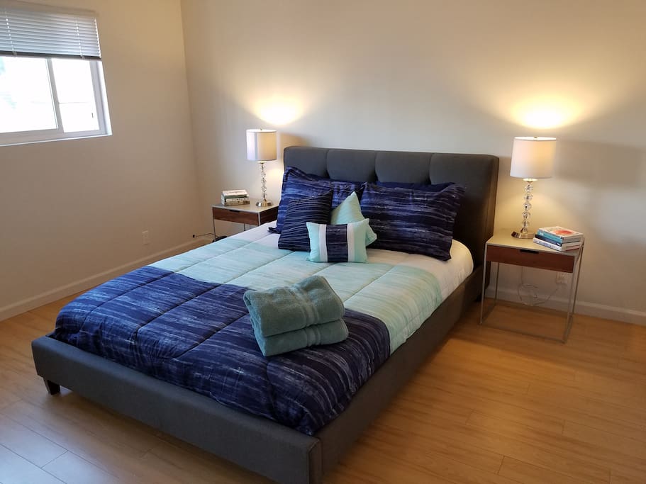 Queen sized bed in the bedroom