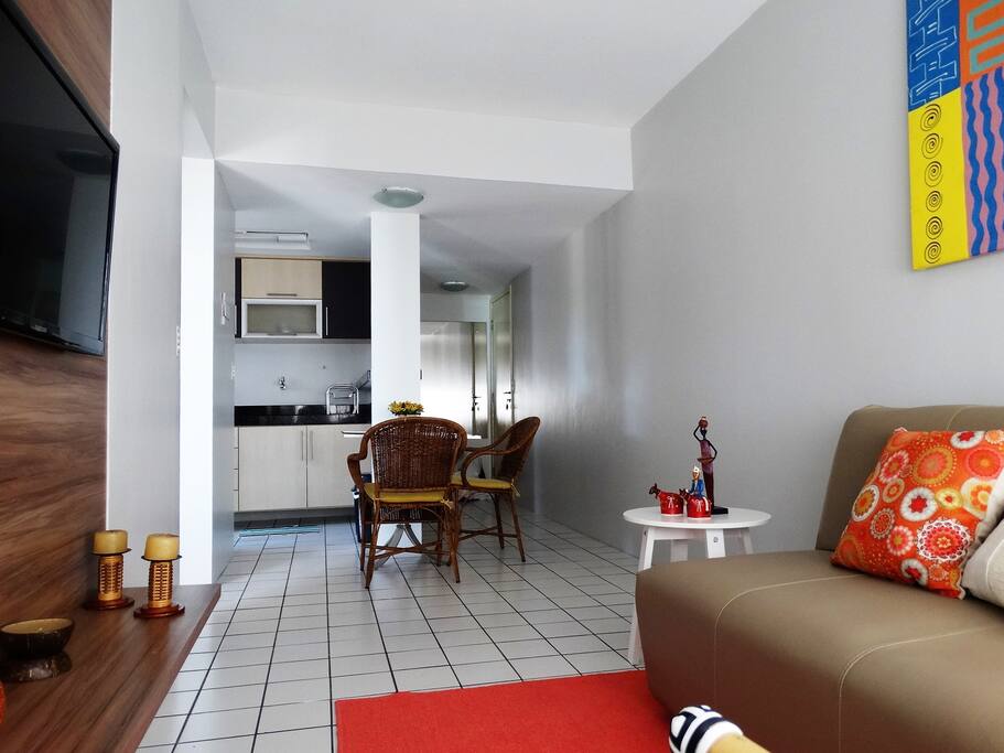 Sala com Sofá-Cama, TV Tela Plana, Estar e Mesa. WiFi em todo ambiente.